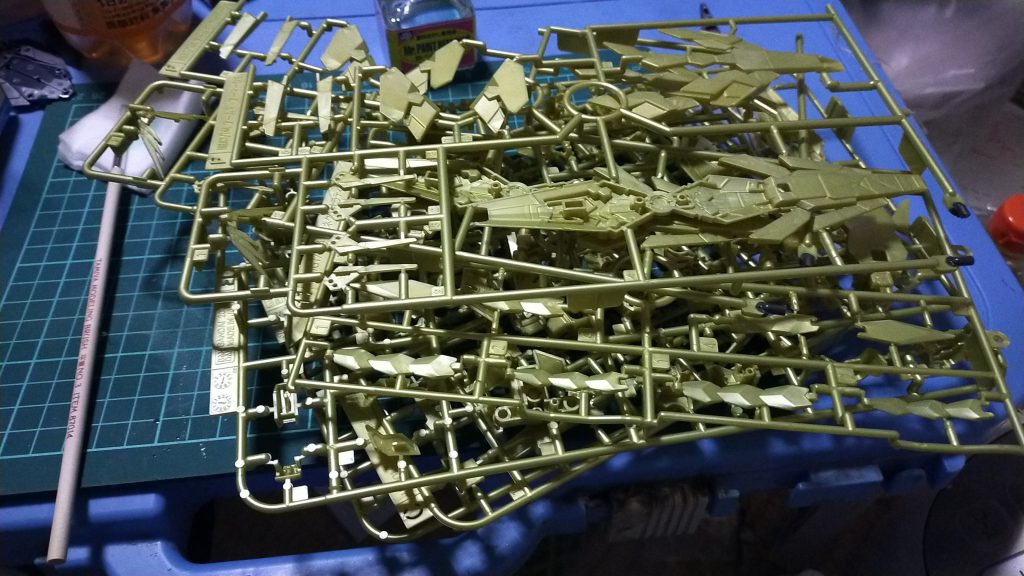 元がカラシ色？みたいな感じでしたのでタミヤのゴールドで塗装して、トップコートはプレミアムトップコートつや消しを使い渋い金にしてみました。