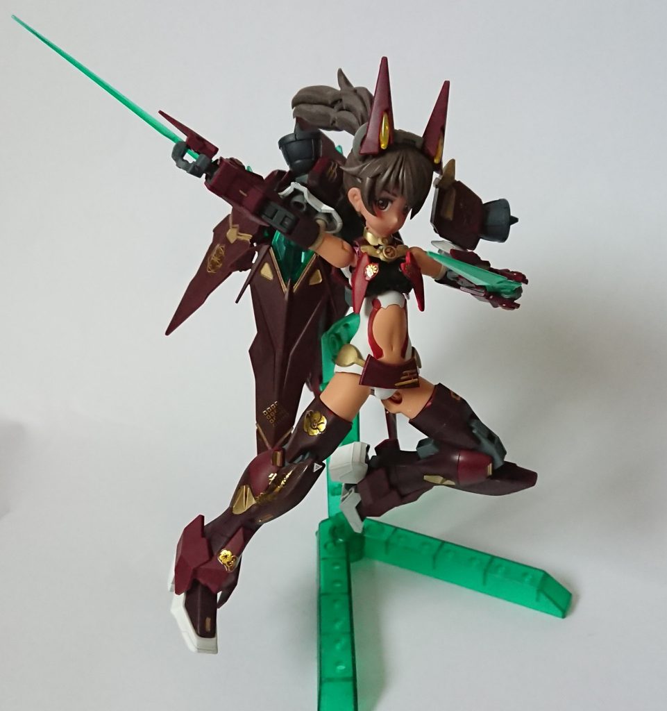 両手の剣を展開して切り抜けってな感じのイメージでポージングです。