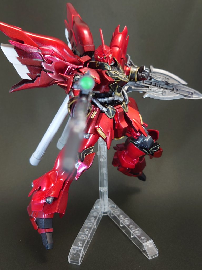 アクションポーズを。もっとちゃんと躍動感出したいです、ポージングも勉強せねば……今回の制作は序盤で度々塗装をミスしたり、塗りムラが出来てしまったりなどの失敗がありましたが、終盤ではかなりキレイに塗装でき、ちゃんと光を反射してくれたので結構満足してます。 これからもちょくちょくキャンディ塗装には挑戦していきたいなと思いました!