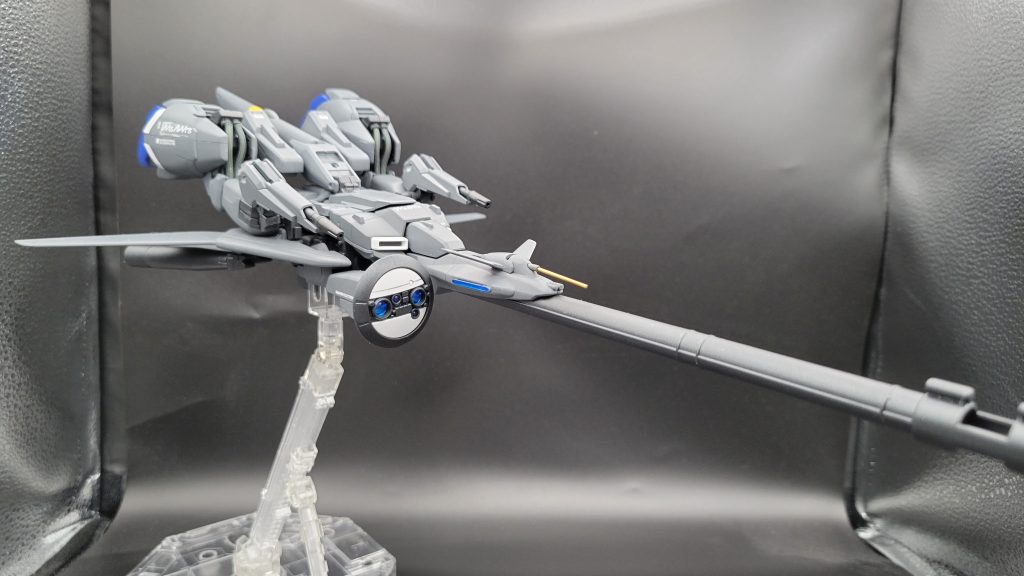 ウェイブライダー形態で。変形時のロック機構がしっかりしてる上、各間接がガッチガチなので、以外としっかりしてますw