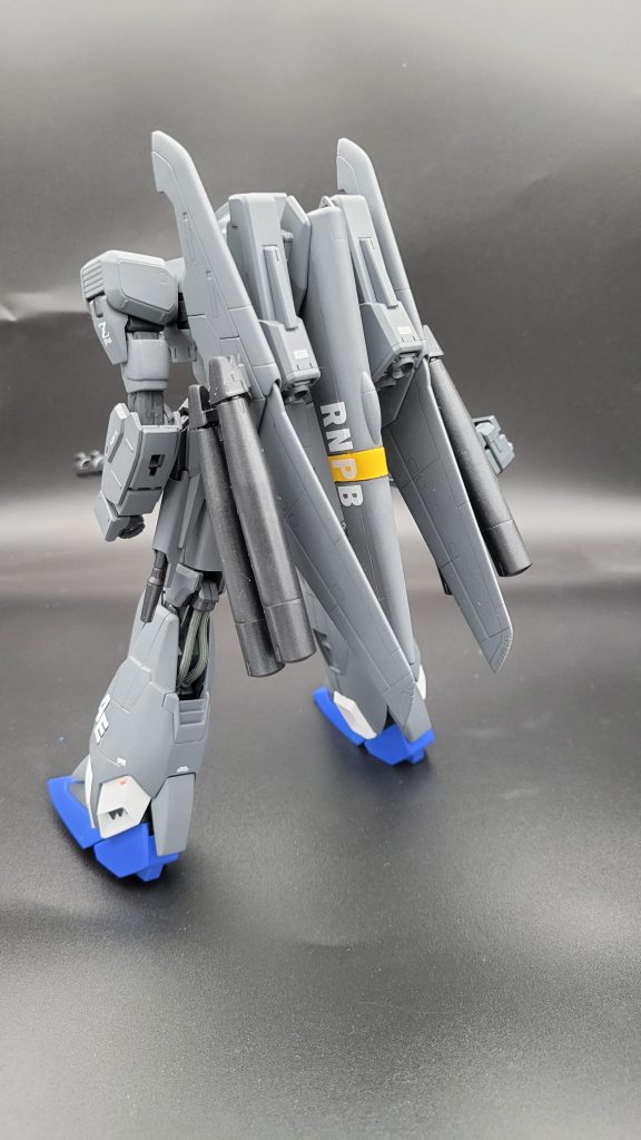 リアから。テールスタビライザーの黄色いとこは、全体的に暗いカラーのボディーに映えるよう、派手めのイエローで塗ってます。