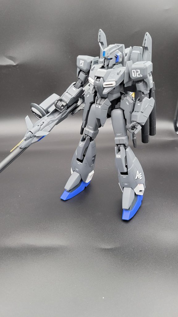 まずは正面から。キットの顔はかなりΖ寄りな顔だったので、以前作ったSガンダムでHGのキットと取り替えたため余った顔のパーツを、思いきって削って移植して使って、センチネルっぽい顔立ちにしてます。