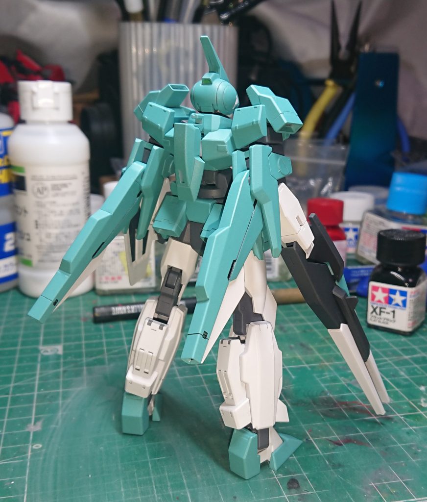 改造はフロントアーマー用に穴を開けたのみ。消えたモールドを再スジ彫りと肉抜き埋め一部合わせ目消し実施して全塗装です