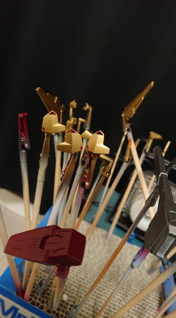 必要箇所をマスキングしながら、ブルーゴールドを吹きました。