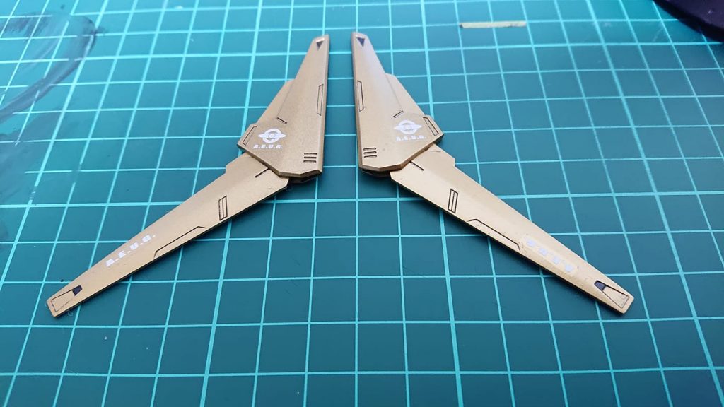 塗装完了後、エナメル塗料でスミ入れをして、水転写デカールを貼って半光沢のトップコートで仕上げました。