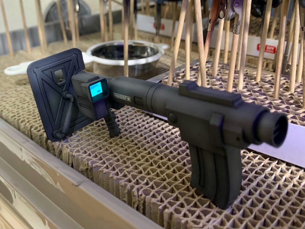 バズーカのモニターは蛍光カラーとコーションデカールを用いることで、ブラックライトを当てるとそれっぽく発光しているように見えます