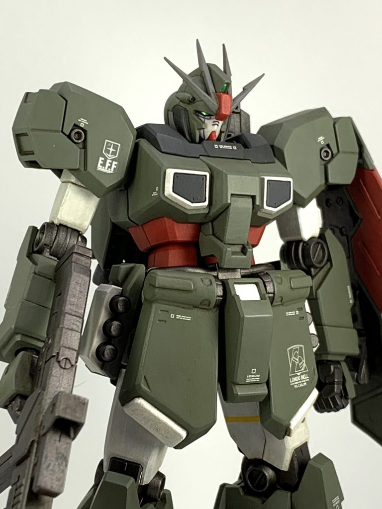 頭はナラティブガンダムから拝借。フロントスカートは元パーツの破損もあってRE100のGP04に置き換えました。