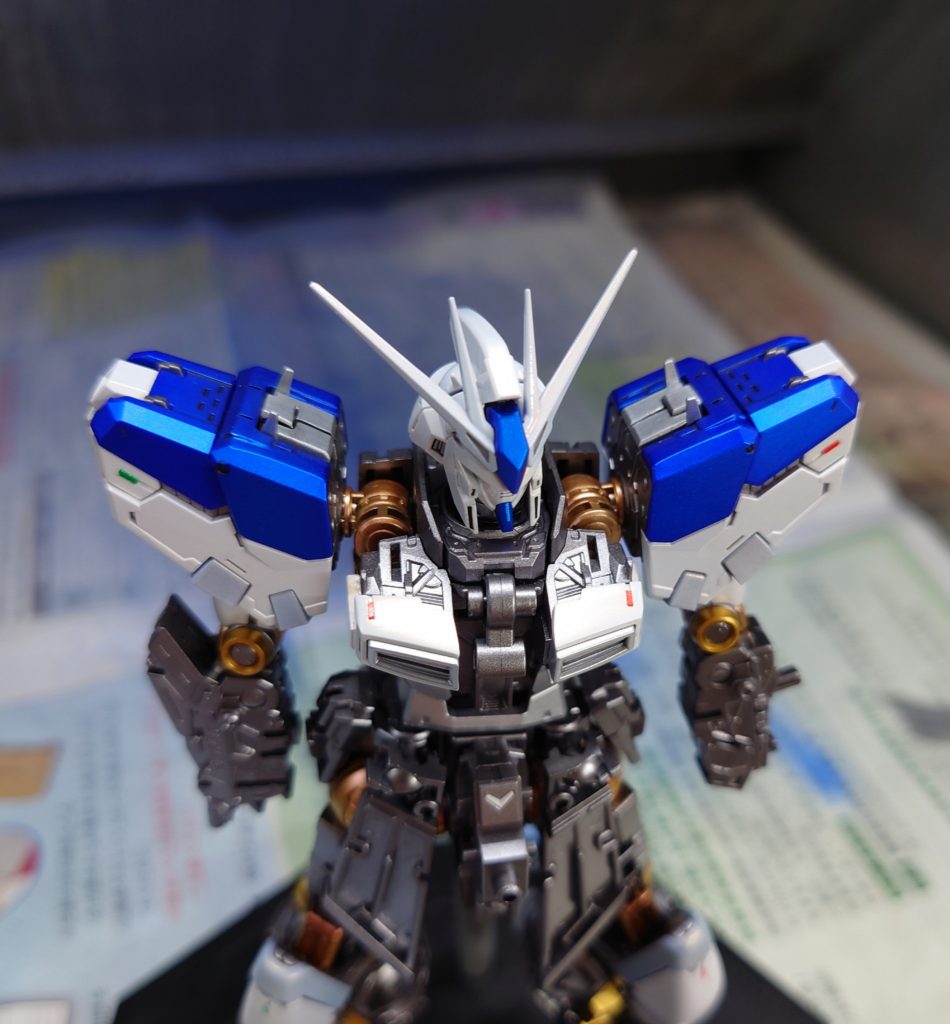 肩の上をくりぬいてフレームディテール追加