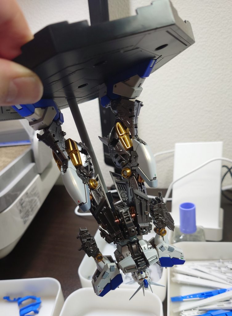 足の中と台座下に磁石でガッチリ立ちポーズで固定