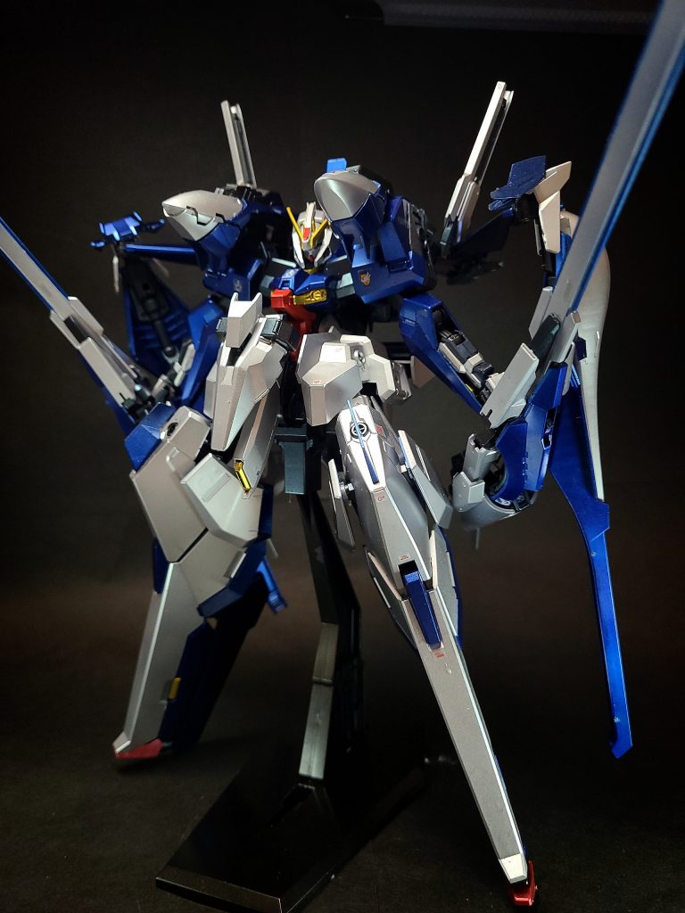 換装機体各部に強化パーツを装着可能。肩部コンテナや膝部ウェポンベイに各種武装を内蔵可能。万能化換装システムとそれを支える強化人間人格OSによって敵の装備を奪い野戦換装を行うといった芸当も可能。