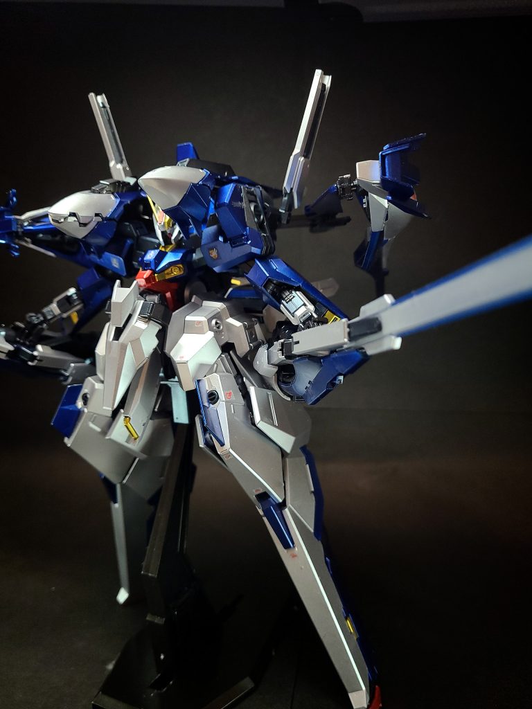 変形モビルアーマー形態への可変機構を持つ。またガブスレイと同様、脚部のみを変形させる中間形態へ移行する事が可能。