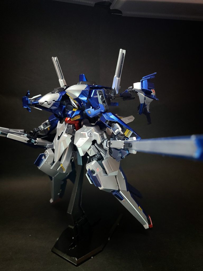 コンポジット・シールド・ブースターシールド、ブースター、ロング・ビーム・ライフル、ヒート・ソード、クロー・アーム・ユニットといった機能を備えた複合兵装。ガンダムTR-6の主兵装。多彩な装備を内包し、格闘戦・射撃戦双方に対応可能な他、クロー・アームはワイヤーによる遠隔操作によってウインチ・ユニットとしても使用出来る。また、Iフィールド発生器も備えており、シールド周辺に展開して敵のビームを防御する