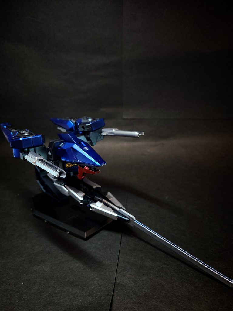 メガ粒子砲背部ブースター・ポッド(モビルアーマー形態の機首部分)に内蔵されているメガ粒子砲。普段はハッチが閉じているが、使用時に砲身が展開される。ハイゼンスレイIIラー形態時にはフロントアーマーにも増設され、ハイメガ粒子砲とともに縦二門で配置されたレイアウトは、サイコガンダムやドーベン・ウルフの胸部メガ粒子砲に連なる物となっている。肩部ビーム・キャノン両肩に装着されているビーム・キャノン。ガブスレイのそれを模した装備。肩部コンテナ内装を変更可能なコンテナユニット。ミサイルやガトリングなど多彩なオプションが用意されている。スプレッド・ビーム砲腰部に装備されている拡散ビーム砲。使用用途はガブスレイやフライルーのそれに準じる。