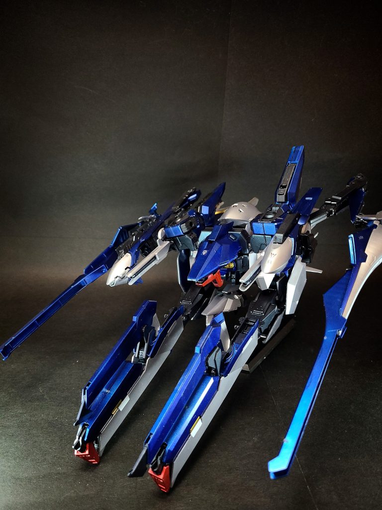 膝部ウェポンベイモビルアーマー形態時に使用可能な武装を収納するウェポンベイ。ミサイルランチャーやビーム砲などが収納される。肩部コンテナと同規格。脚部クロー・アームガブスレイのそれと同じく脚部を変形させる事で展開される大型クロー・アーム。モビルアーマー形態での使用の他に、脚部のみを変形させた中間形態でも使用できる。ビーム・サーベル股間部サブアーム及び、脚部クロー・アームに装備可能なビーム・サーベル。脚部用の物はクロー・アームで掴んで使用する。サーベルとして以外にも、ビーム・ライフルとしての機能も有している。