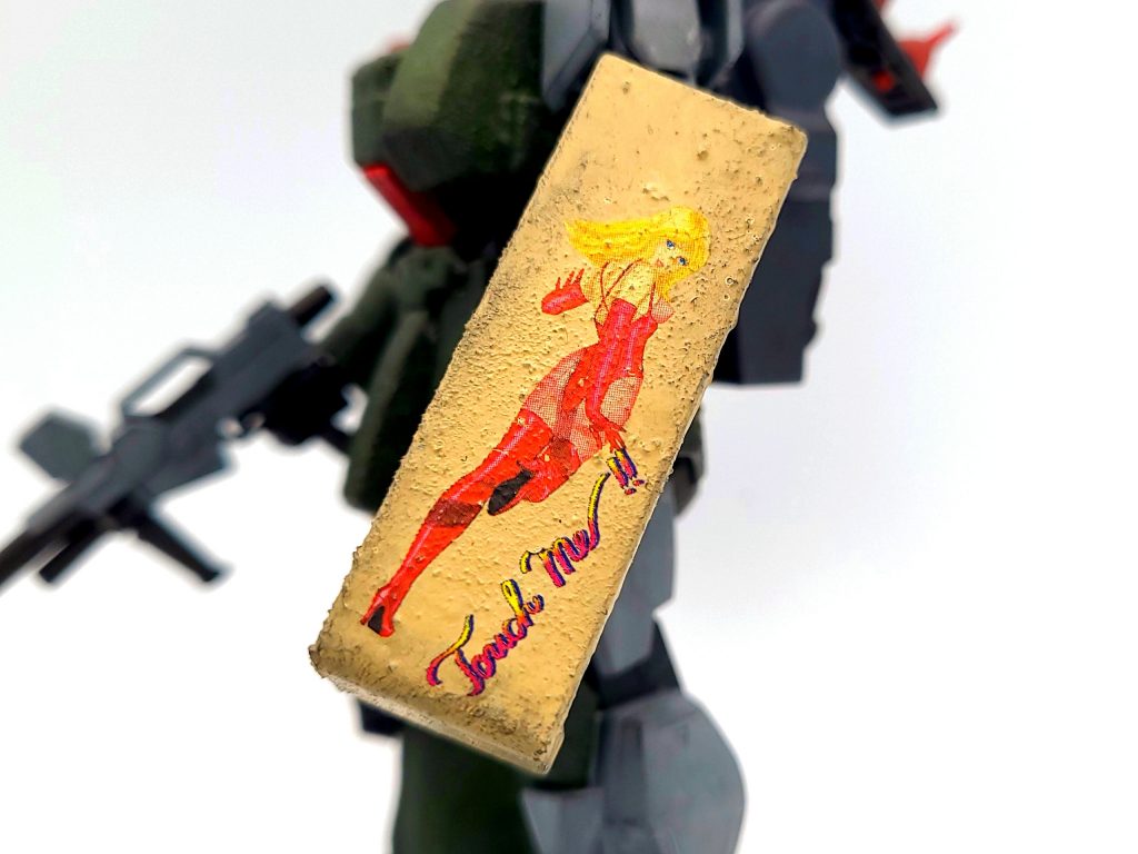 ザクのシールドにノーズアートのデカールを貼りました。