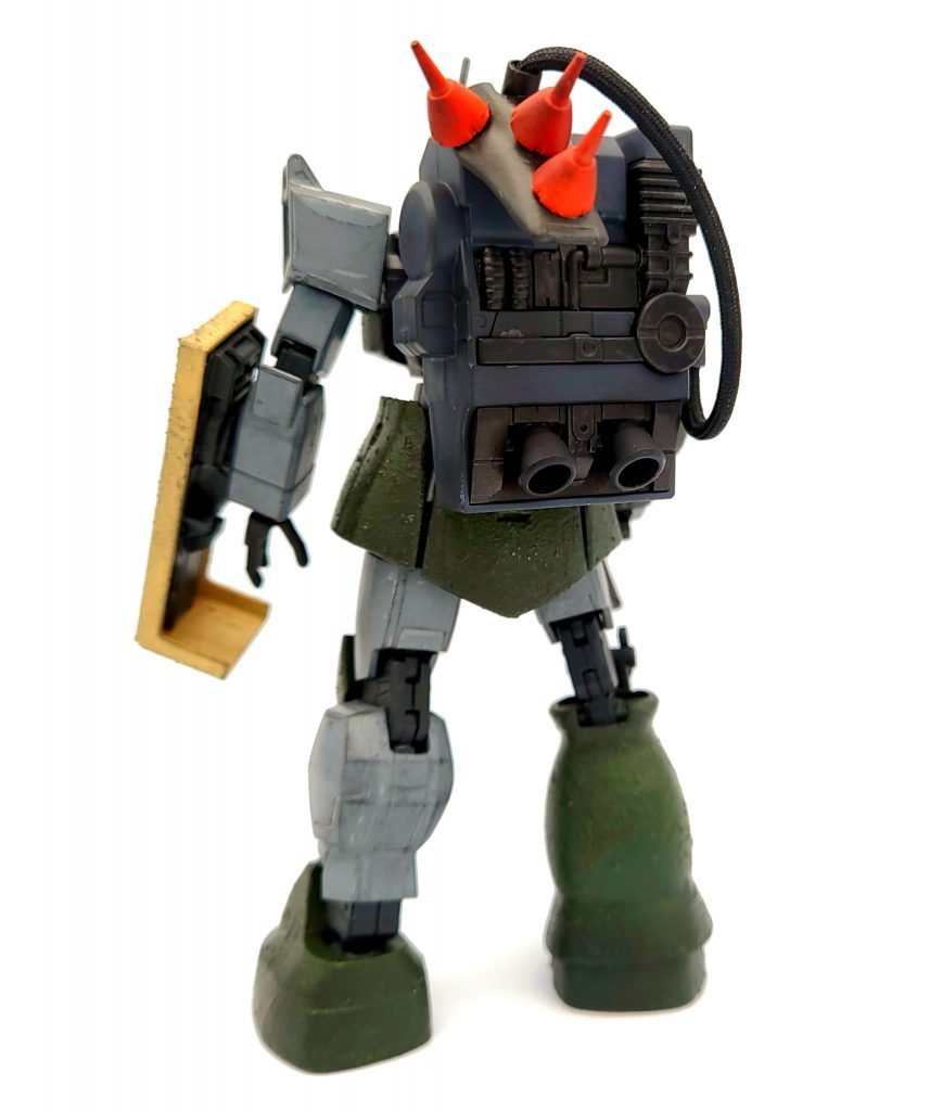 背中にはザク1スナイパータイプのバックパックを背負わせています。1/550αアジールのファンネルを装備させていますが、武装としてでは無く輸送目的のための装備という設定です。