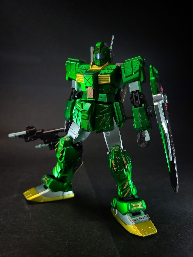 主武装は対接近戦で優位に戦闘を行えるように開発されたツイン・ビーム・スピア。これは伸縮可能なロッドにビームサーベルが2本装着された槍状の武装で、長いリーチを活かしたロッドモード、敵をなぎ払うサイズモードの2形態に変更でき、用途に応じた使い分けが可能だった。また、防御用のシールドにも、先端部分に伸張機構をもつスパイクが装着され打突武器としての使用も想定されたスパイク・シールドや、先端部分からクロー・アームを展開し、敵機を捕縛して格闘戦に持ち込むグラップ・シールドを装備するなど、破格の格闘戦力を有する機体といえた。