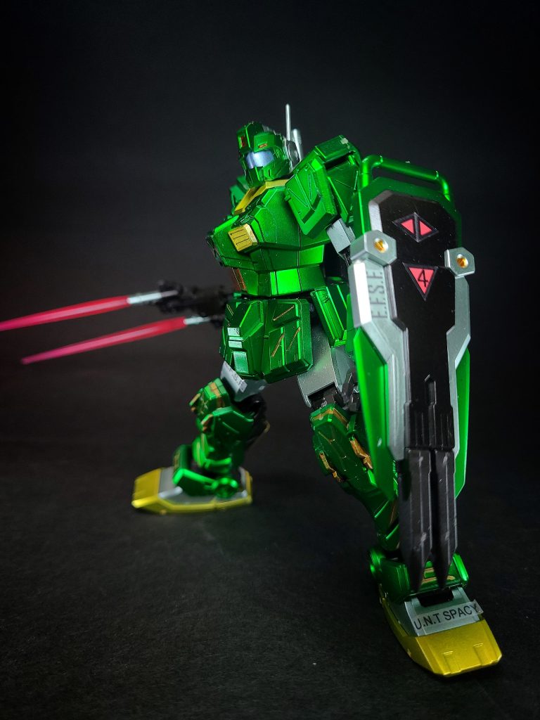 ジム・ストライカーは主に実戦経験を積み練度の高いエースパイロット用に少数配備。近接戦闘に特化という乗り手を選ぶ特殊な仕様のため、大きな戦果は得られなかったが、北米戦線において教導隊「ネメシス」に所属するユージ・アルカナ中尉が本機に搭乗し活躍したとされる。