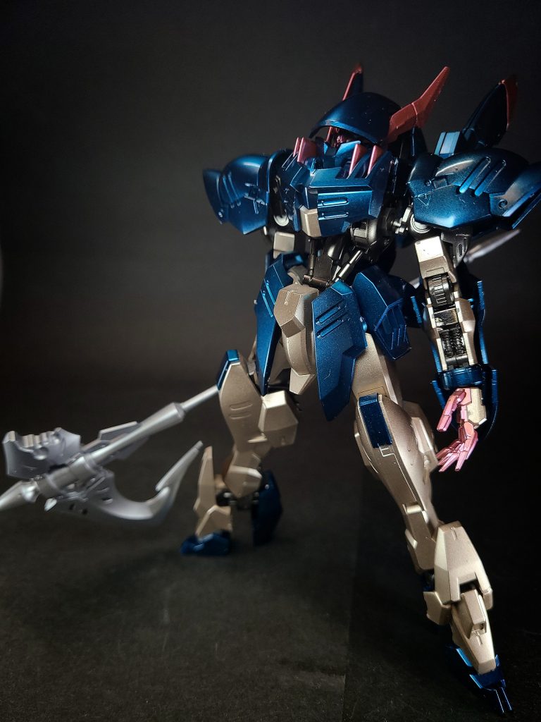 武装は錨状のバトルアンカーだが、過去の激しい戦闘で破損して鎌のような形状となっている。この破損したバトルアンカーとナノラミネートコートの外見から、死神を連想する者は多いとされる。