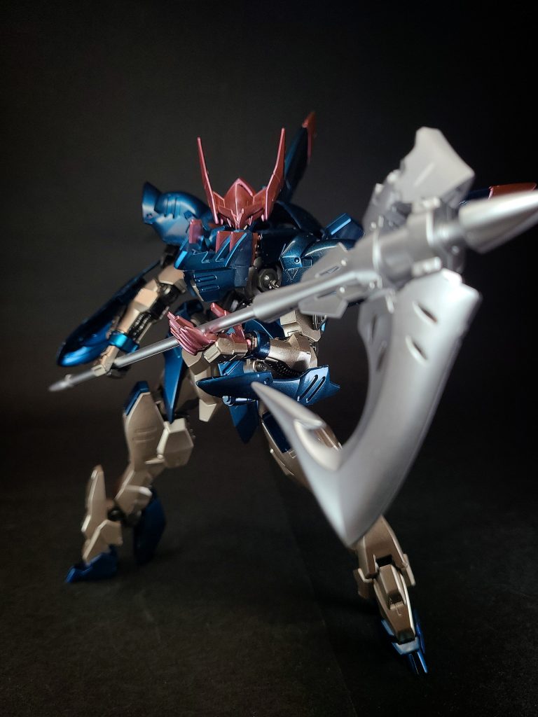 特殊機能ナノラミネートコート上半身を覆う外套のような装備。ナノラミネートアーマーを特殊な技術で幾重にも重ねることで作られた装甲で、圧倒的な耐ショック性能を誇る。その防御性能は大質量攻撃を難なく弾くほど。本機が厄祭戦を戦いぬき現存している大きな要因だが、時間的な生産コストが莫大であったため、一般採用は見送られた。現代では製造技術が失われている。