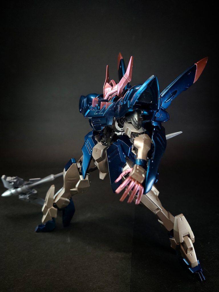 武装・必殺攻撃バトルアンカー格闘戦用の専用武装。絶対的な防御力により敵機に接近可能なグレモリーならではの武装。本来の姿は左右対象で、先端に錨状の得物が二振り付いていたが、その一方が厄祭戦で破損し鎌状の外見となった。武装の特殊性により復元できずに現在に至っている。結果的には軽量化されたが、重量バランスが悪くなっているためパイロットは高い練度が求められる。