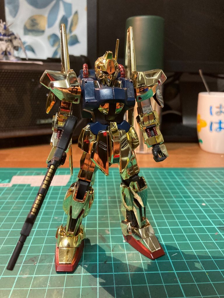 このキット発売当時は、金メッキ仕様で塗装作業少なくて済む!アンダーゲート仕様でメッキ面にゲート跡が出ないとか至れり尽せりじゃん!なのにホビージャパンとか見てるとメッキである事に辛口な評価が多く、何故??と思ってました。この時の私、合わせ目消しとかその存在すら知らず、今になってあの時の批評の訳がわかった訳です笑