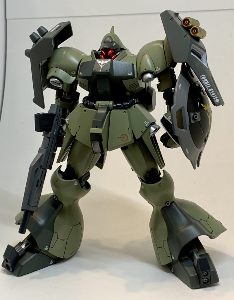 ボディ周りを中心にシャープにしてます。ファンネルの中身は別パーツにして塗ってから組み立ててます。