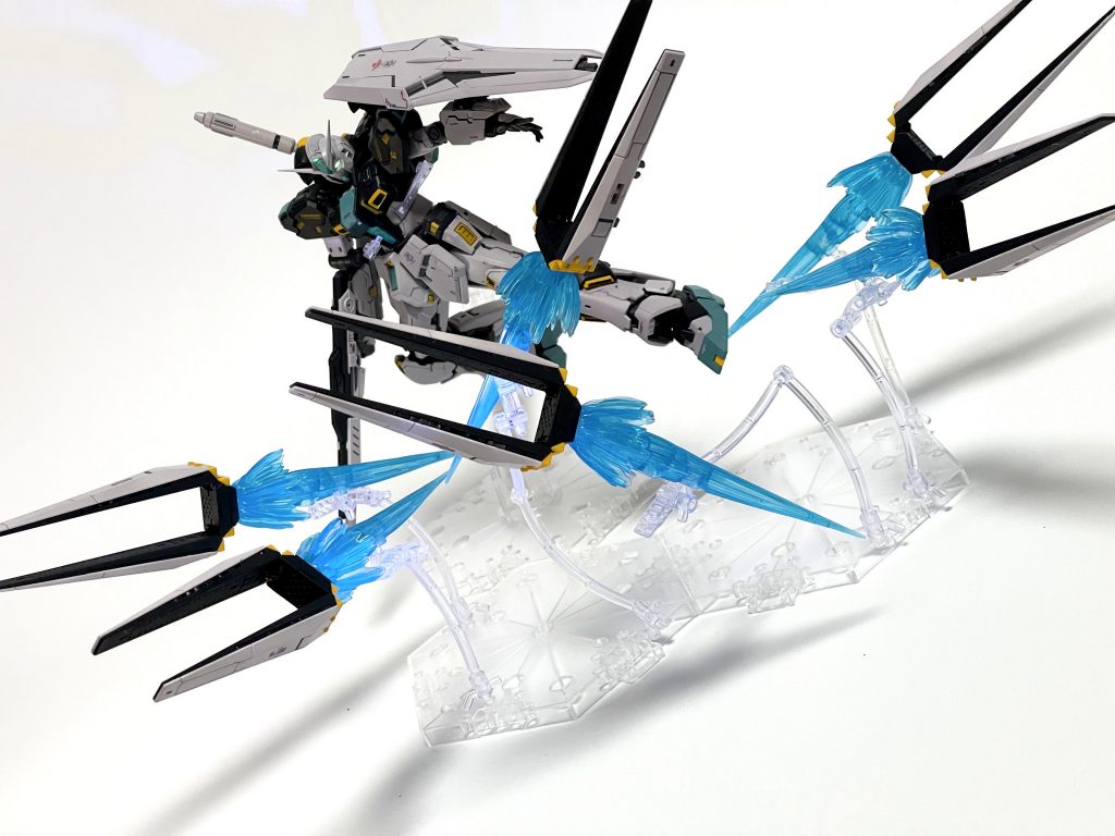 「行け、フィンファンネル!」RGのHiνが最近出たせいか、青色バーニアエフェクトが品薄でとても困りました。今後ファンネル機作ったときはさんざん使いまわして元を取ってやろうと思います