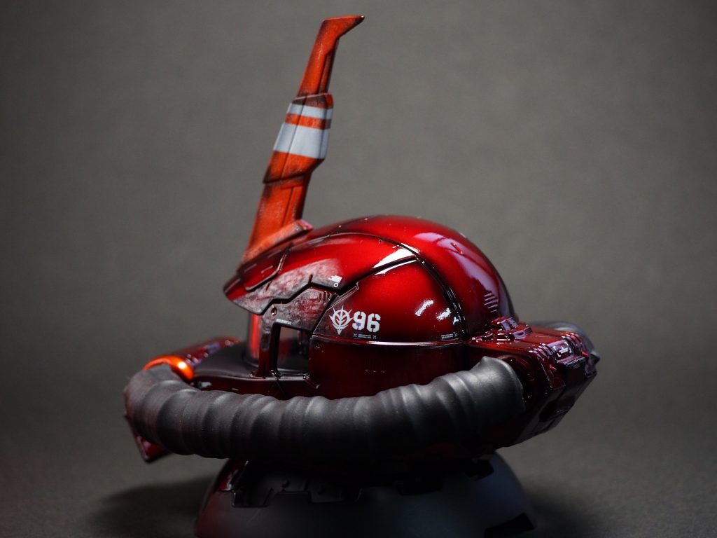 黒下地にゴールド、赤部分はデープクリアレッド、オレンジはクリアオレンジで塗装しています。