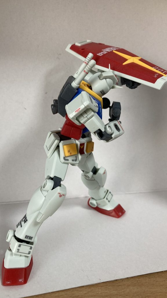 背面撃ちガンダムと言ったらこれ！の一つですよね足首と上半身の柔軟さで綺麗に決められましたEGの腰は色分けを最小限のパーツで作る代わりに関節部の灰色がないので塗装しています