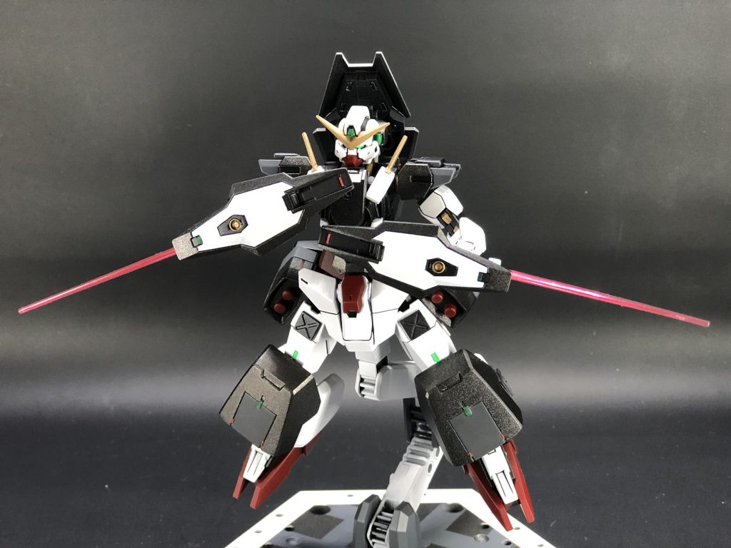 2枚のシールドは手持ち可能ビームサーベルも出ます