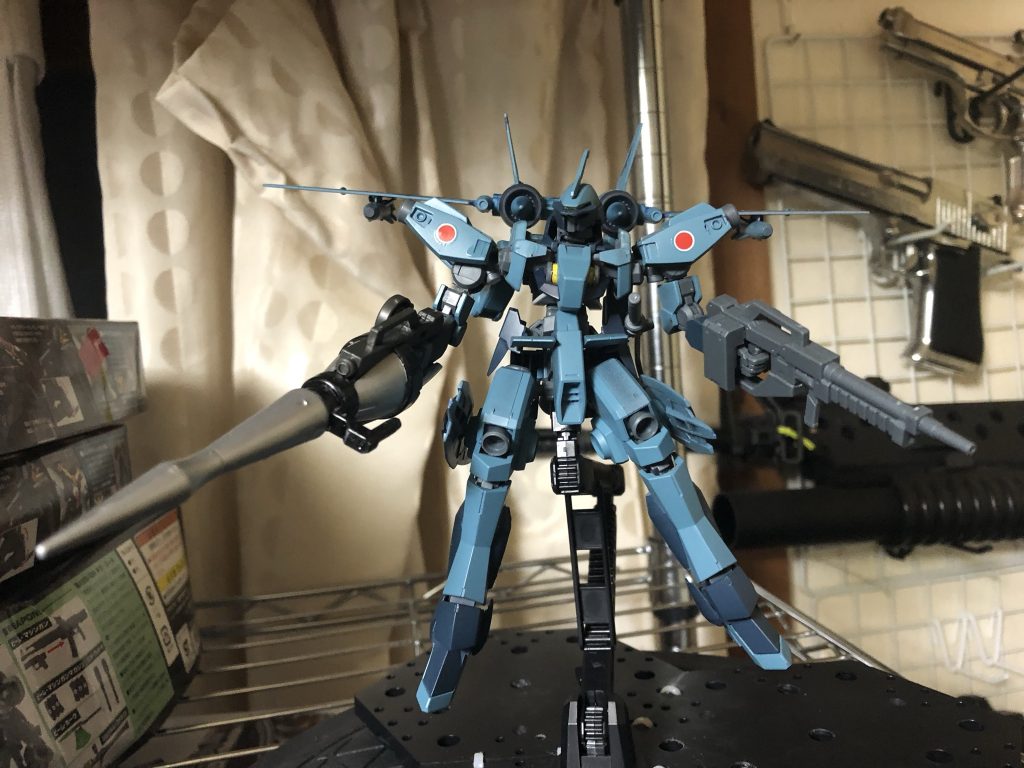 左うでのワイヤークローはオミット。ジャンクで同じシュヴァルベグレイズの右腕を使ったので両手にライフルを使用可能だがグレイズ用のシールドは装備不可空戦仕様なので武装を吟味していきたいです