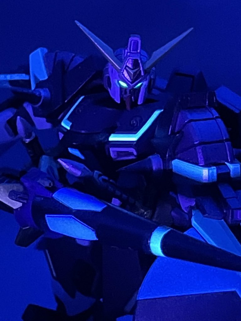胴体や武器の一部に蛍光クリアを吹きつけたので、ブラックライトを照射すると各所が青く輝きます。写真だと伝わり辛いですが…なんか光ってるなぁと思っていただければ