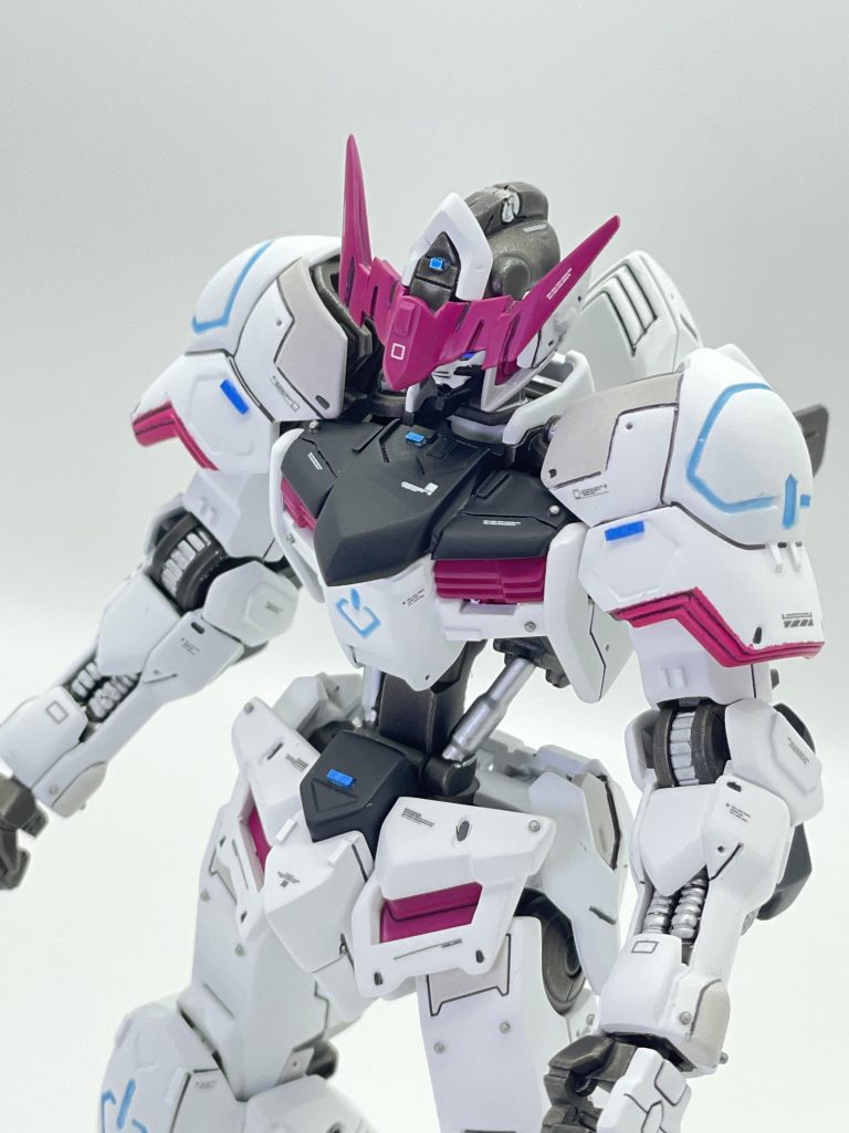 腰のパイプは一度カットして余計な部分を取り除いてます。ホワイト一色だと単調なのでグレーを入れて2トーンに。