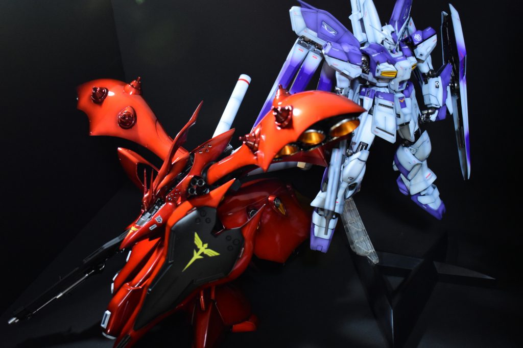 ハイニューとツーショット。同じ144分の1でないとスケール感がぶっ壊れるので避けたかったのですが、、Rgハイニューが売ってないので仕方なく。ハイニューはMGです、お許しください。ハイニューも全塗装で結構苦労したんで近々アップします。