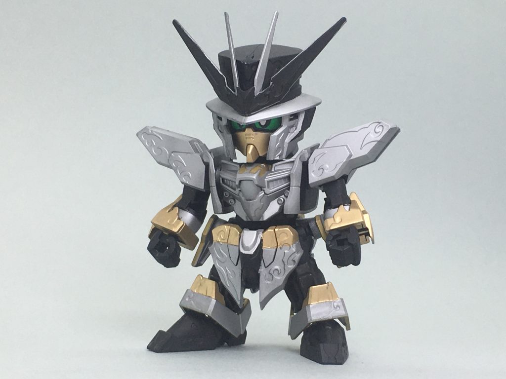 正面フロント、リアスカートを一部削った以外は黒、銀、金の色分けだけです