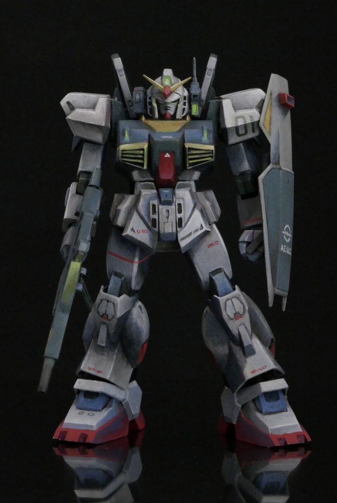 ガンダムmk2といえば、いかり肩が目印!肩アーマーはプラ板から自作したものに置き換えて肩アーマーを大型化。上半身のバランスが良くなってます。