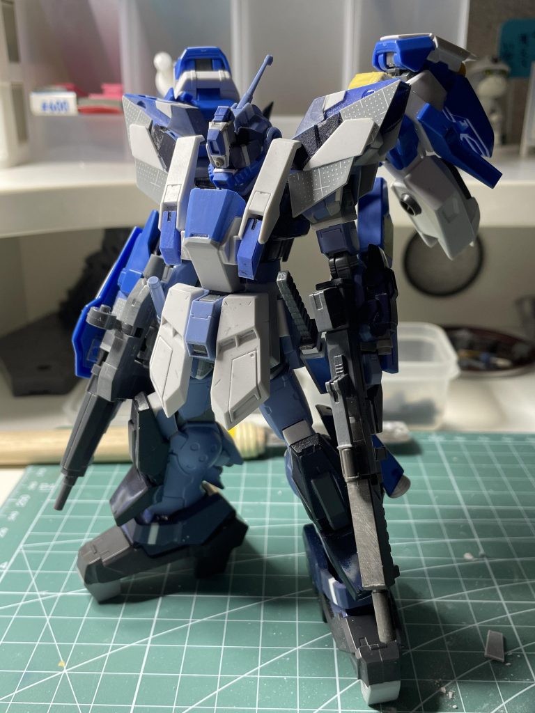 全身のアーマーがまとまってきた頃。この時はバックパックのスラスターは短かった。このままでもカッコ良いんですが、ポン付け感が否めなかったので変更しました。