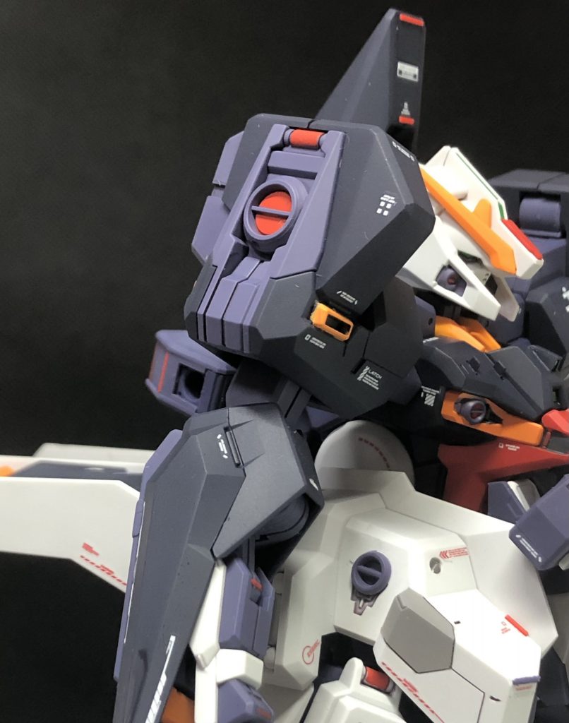 ⬆︎細部その2黄色のダクトや全身にあるレッドバーはマスキングや筆塗りで塗り分けています。このキットは細部の色分けがほとんど省略されているので塗り分けがかなり大変でした。