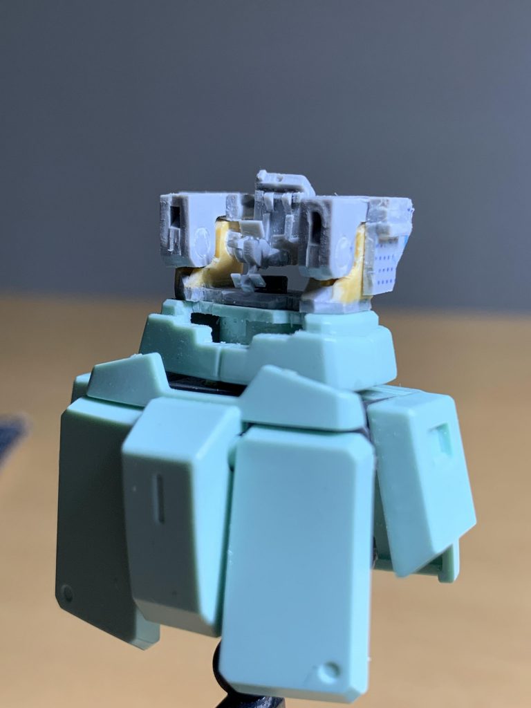 全天周囲モニターは断念、というのも、結局ハッチを付けるので、内装が殆ど見えないのです。ギミックですが、これはRGνガンの腹を参考にしています。シートの入るスペースを確保しつつ、前後のそらし、横ロールを可能にしました。キットパーツとのすり合わせによって、接着をせずにハメこめる構造になっています。