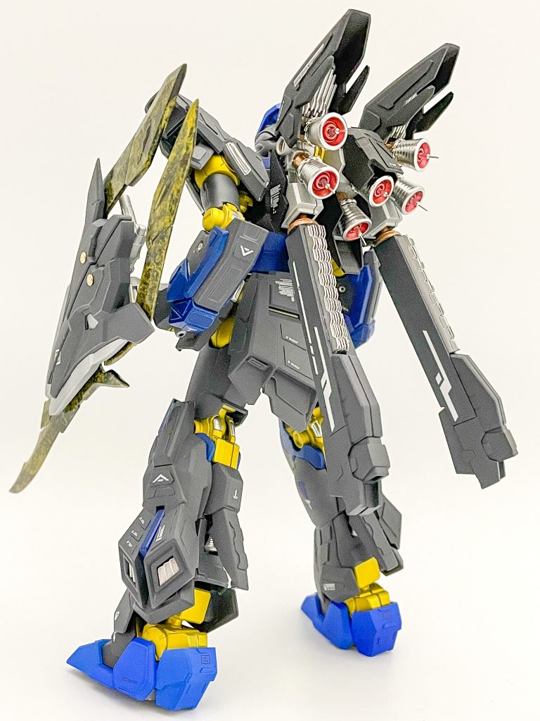 リアビュー本体の改修点・全身装甲のプラ板貼り付け・メタルパーツ取り付け・プロペラントタンク変更・頭部パーツ追加これぐらいです。