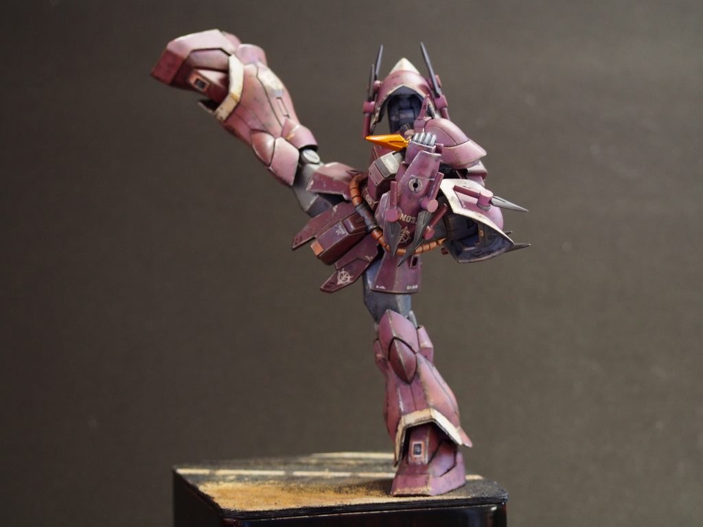 ヘアスプレー剥がし、ウエザリングマスターやリアルタッチマーカー等で使用感を出しています。