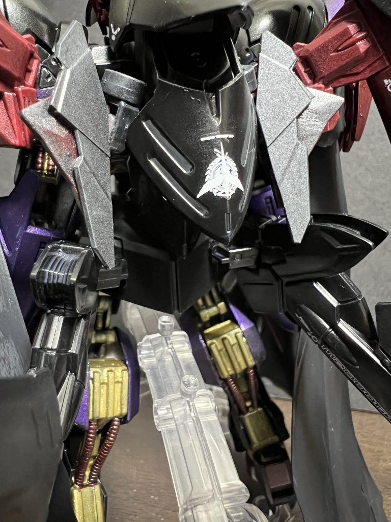 逆さ十字架じゃないですけど、悪魔的冒涜的デザインとしてソレスタルビーングエンブレムを逆さに貼ってます！笑