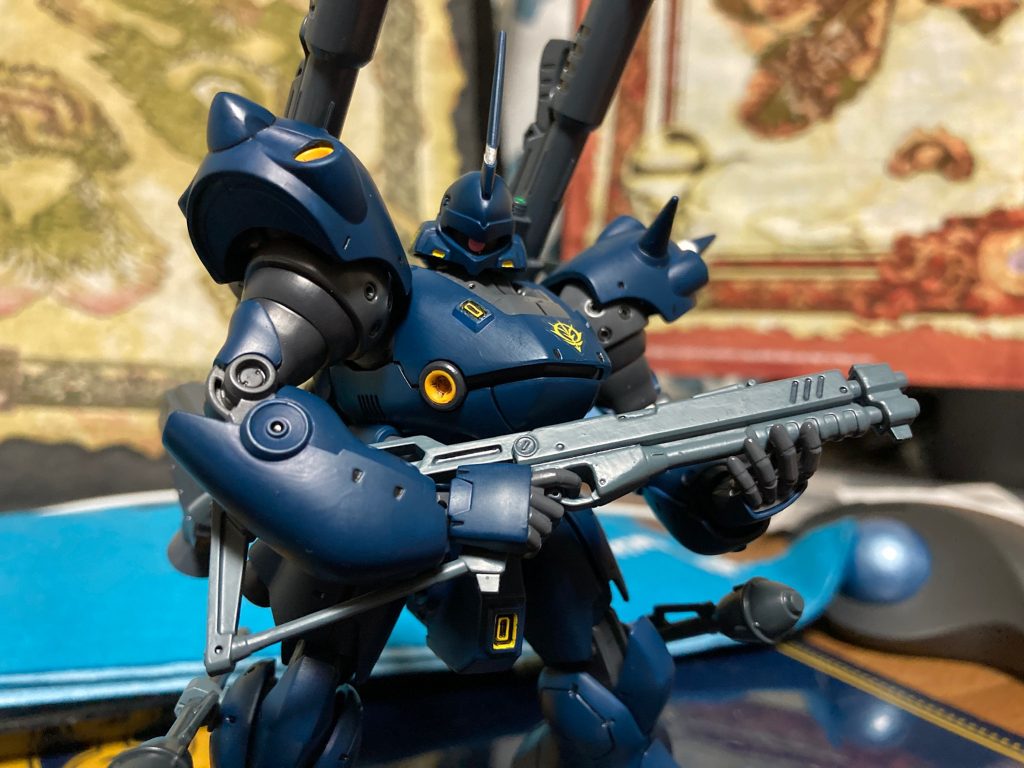 本体色は設定だともっと明るい青でしたが、ポケ戦の劇中は夜だった事や、自分の好みもあって納得出来る色を妻の助けを得てこの色になりました。妻はガンダムに興味はありませんが、ネイル等の細かい作業が得意でカラーコーディネーターの資格も持っているので頼めば叱咤しながら助けてくれます😅笑