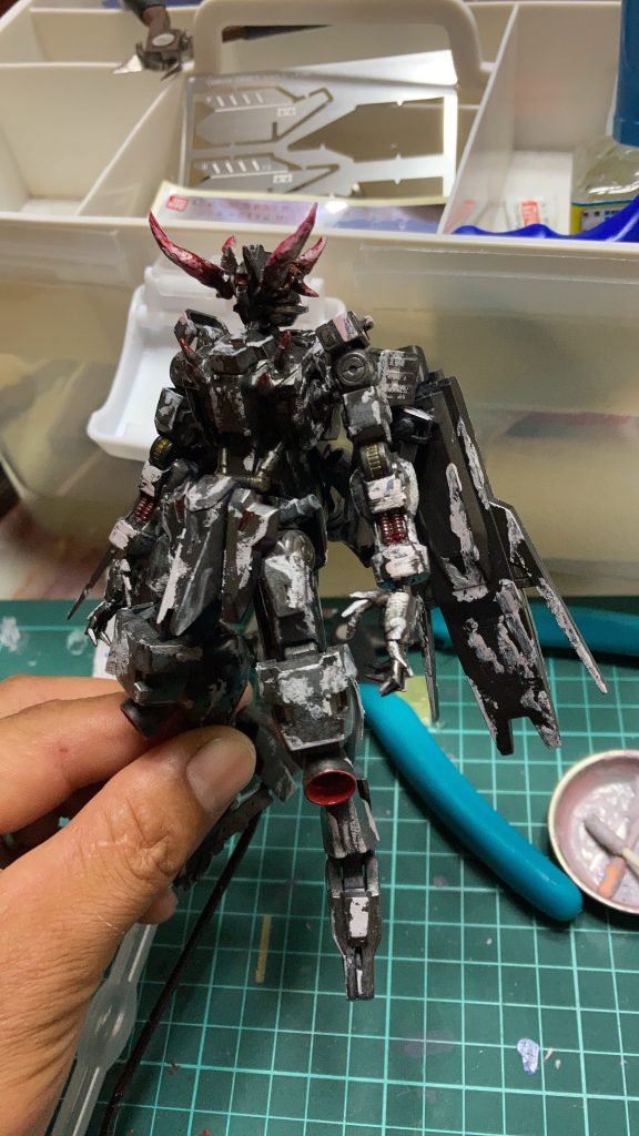 悪魔的衝動に駆られ、タミヤパテを溶剤で溶かし、綿棒で適当にコロコロ塗り塗り…。綺麗に表面処理するモデラーの方々には愚の骨頂でしょうね。