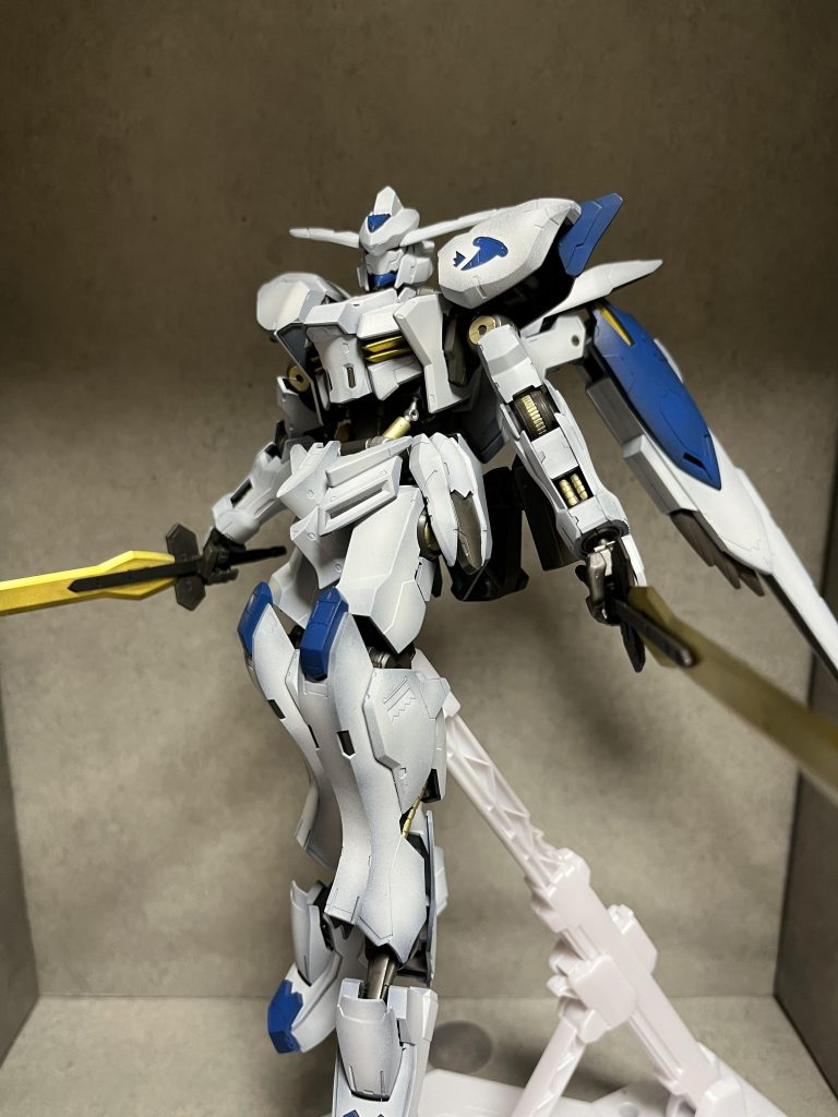 このキットが出た当初に素組で組み上げた機体を、最近になって塗装したくなったので、分解して塗り直しました。　　　　が、なんと肩アーマーの一部パーツが無く（作成すらしておらず）、すごく残念な状態で組み上がっています。
