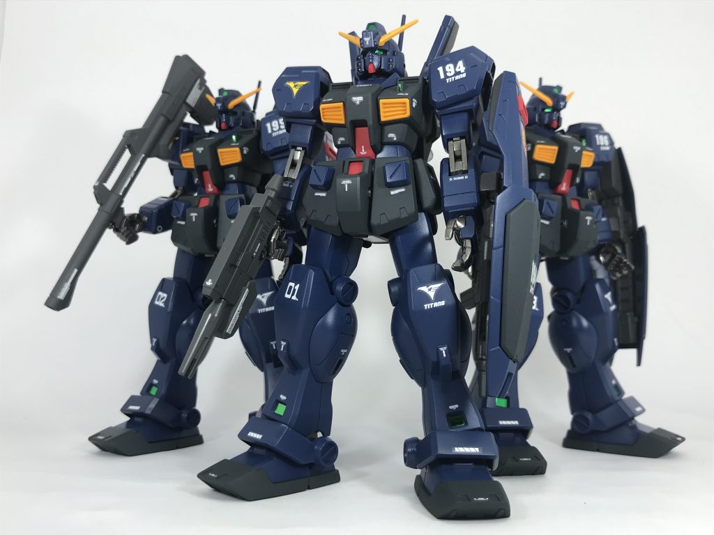 集合写真その1。Zガンダムに登場した黒いマークⅡ3機編成を意識しました。右膝のナンバーで、それっぽく見せてみました。尚、シールドは全機マークⅡのものを装備させてます。