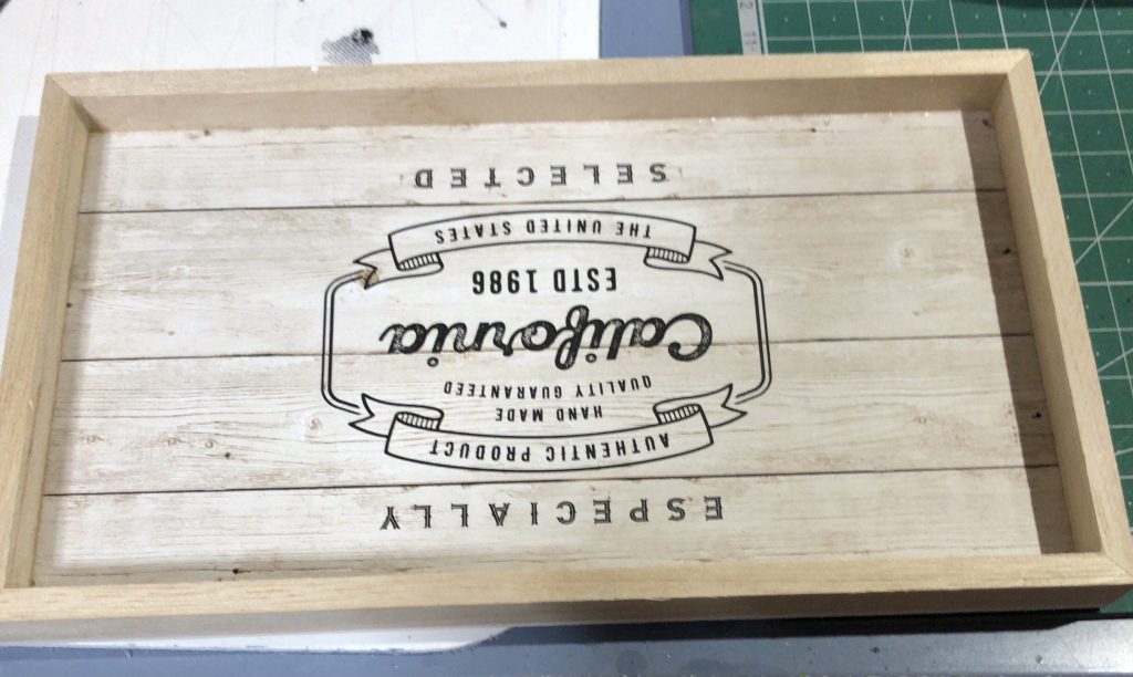 木枠に白い紙粘土を敷き詰め、、。