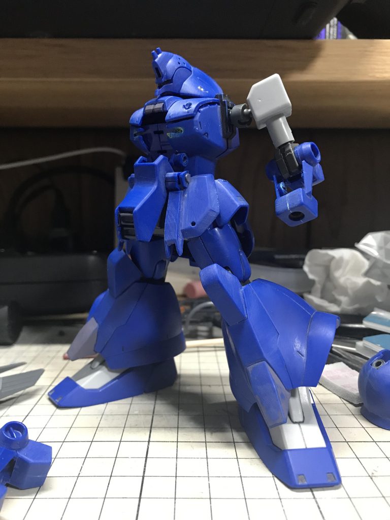 トップコートもろともデカールもヤスリがけで剥がして同時に表面処理をしました。 合わせ目消しだったりはしていなかったので、加工自体は簡単・・っと言いますか改めてゼク・アインを組んでるような感覚でした😊