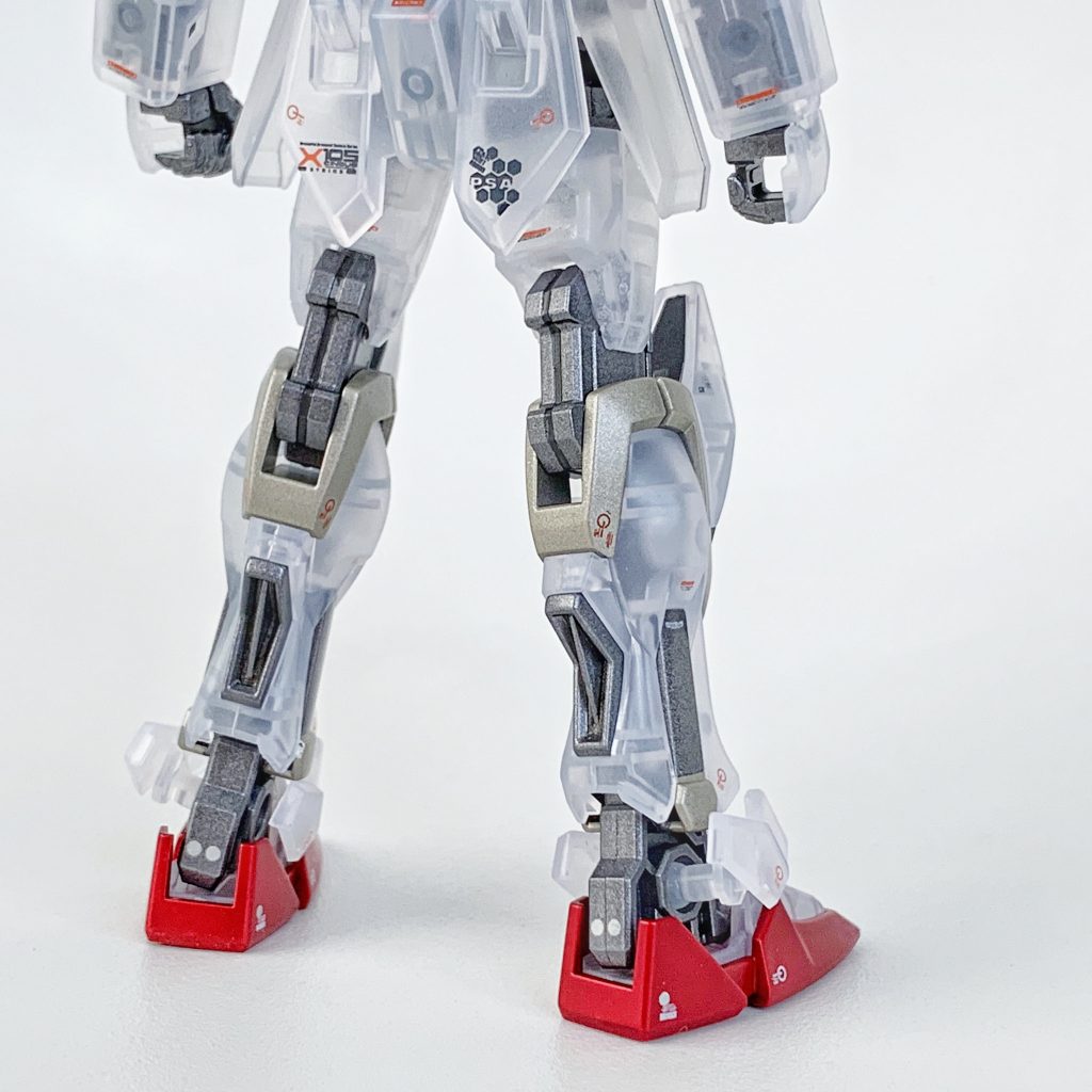 アンクルアーマー接続部が分かる画像(右足外側くるぶしにボールジョイント)。合わせ目も一部にしかでない構成で、通常版が出たらGフレーム同様にMETAL BUILD風に仕上げてみようかと。でもデカールが入手できないんですよねぇ…